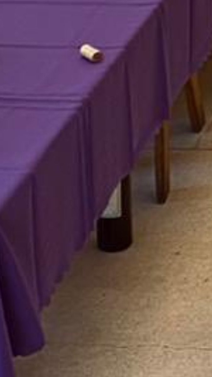 madorni's tweet photo. En la reunión de sindicalistas presidida por Facundo Moyano, esconden las botellas de vino para la foto. No hay remate. https://t.co/hKbA6LBr67