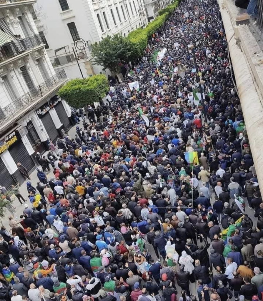 BoukhorsAmir1's tweet photo. #نحن_الأغلبية_الحراك_ينادي https://t.co/pk6Vzh4zRQ
