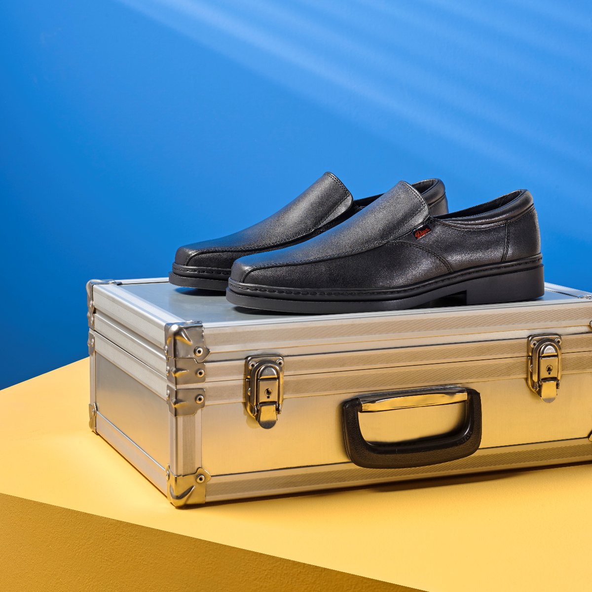 ¿Buscas un zapato con cierre elástico y que además sea elegante, ligero y muy cómodo? El modelo Dian Congreso es tu zapato
.
.
.
#hechoenespaña #fabricadoenespaña #diancalzado #salud #calzadoprofesional #zuecoseguro #zuecoprofesional #jobwear #madeinspain #zapatos #zapatoshombre