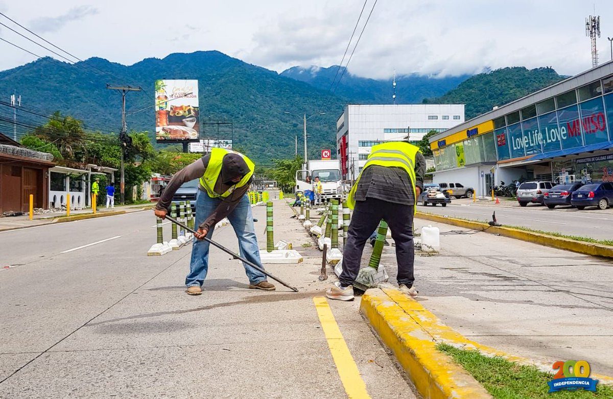 MuniSPS0501's tweet photo. En #SanPedroSula seguimos #MejorandoTuVialidad 🚧. Hoy #Miércoles nuestros equipos municipales instalan postes delineadores en los bulevares Armenta y Roberto Micheletti, brindando así a nuestros vecinos vías seguras.

Conduce con precaución y respeta tu carril.

#SeguridadVial https://t.co/ATWabaBAlZ