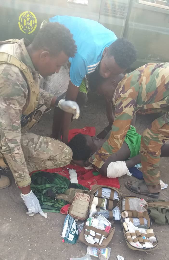 RadioSna's tweet photo. The Special Forces of the #Somali National Army #SNA have provided medical assistance to civilians traveling between #Number60 and #Awdhegle districts where #AlShabaab militants detonated a landmine on the road.@US2SOMALIA @UKinSomalia @TheVillaSomalia @SomaliPM https://t.co/EDVOBMKN9H