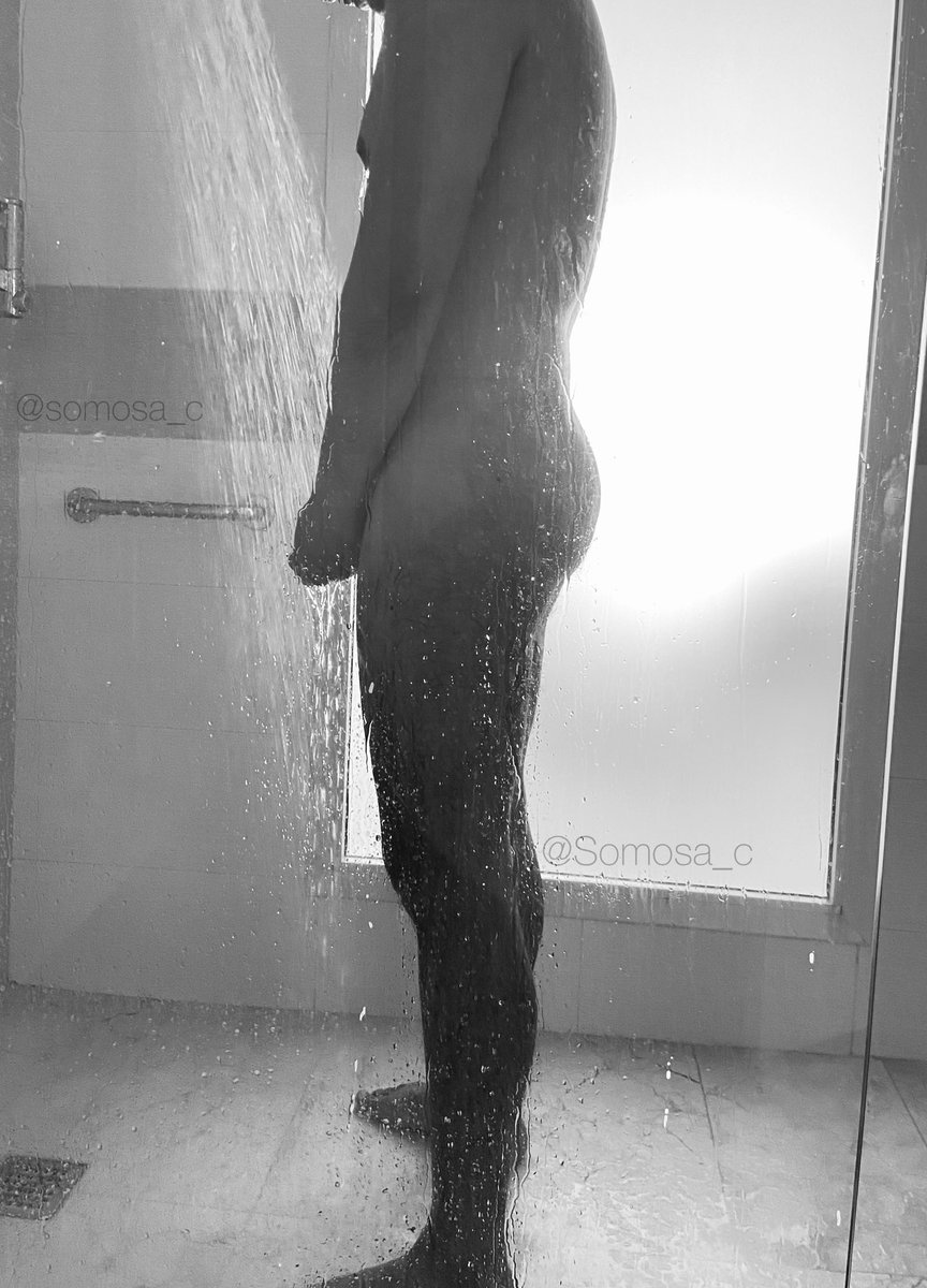 somosa_c's tweet photo. A quien más se le antoja una buena ducha en este  #MiercolesDeCulos https://t.co/hjhHB9U8pD