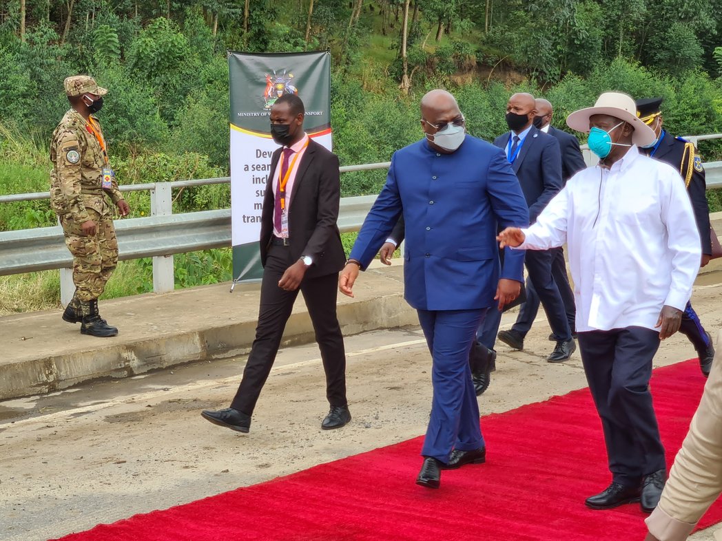 StateHouseUg's tweet photo. H.E Felix Tshisekedi: "I thank H.E @KagutaMuseveni for this initiative because it actualizes the idea of integration  As brothers, instead of looking to building walls, its better to build bridges".

 🇺🇬🇨🇩#RoadInfrastructureConnectivityProject
  @Presidence_RDC https://t.co/zDdCveC3bq