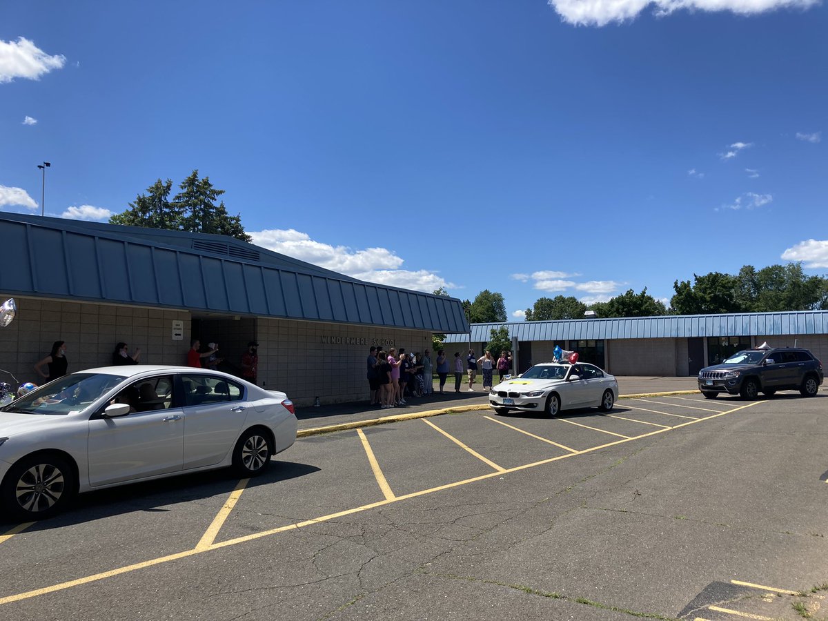 JenJames21's tweet photo. Silver car parade to end the day! @WindyWhales @PrincipalJHill https://t.co/9DzWyvwaOa