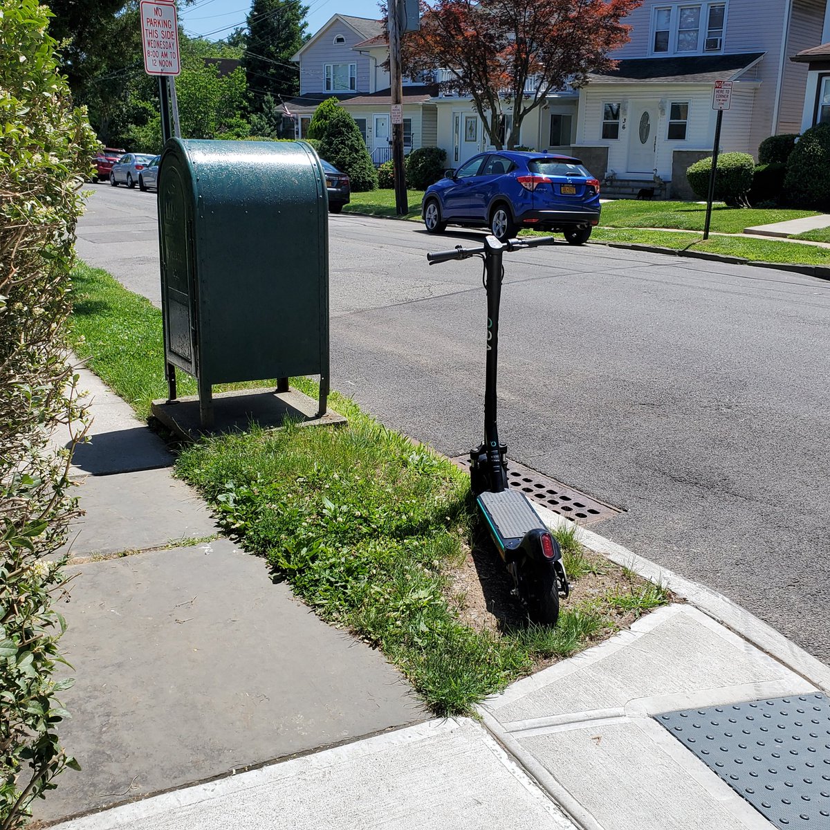 daloisb's tweet photo. @VeoRideMobility @nerdynel17 @NewRochelleNY Not thrilled that these things are being left all over. On sidewalks, in the streets, on my front lawn.  Who takes them away? https://t.co/SkYui6H2Bj
