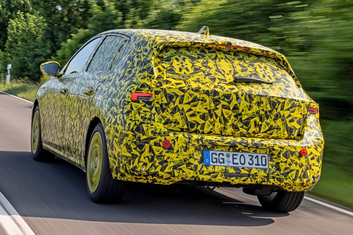 RolandTameling's tweet photo. Morgen in #Duitsland rijden met deze komende badboy: de nieuwe generatie @opel #Astra. Gecamoufleerd, dat wel. Maar heel benieuwd! Jullie al vragen? #HUGEcarguy #NewOpelAstra #OpelAstra @Opel_Nederland @ADnl https://t.co/GtOEHDjxc1