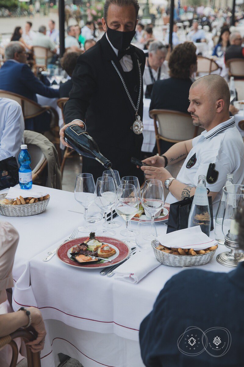 5StarWines's tweet image. After the first intense day of tasting, the judges are now having dinner together: the happiness and the pleasure of finally being together... These shots tell their own story.| #5StarWines2021 #winewithoutwalls2021 #afterworkfun #verona #veronaitaly #veronacentro #arenadiverona