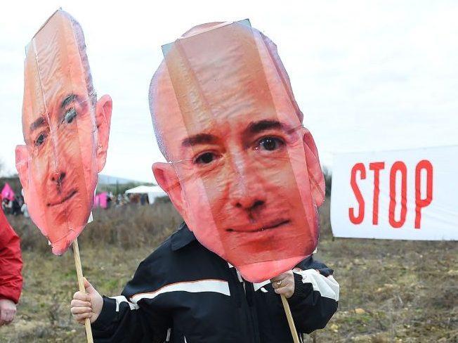 IT’S A SIGN! Thousands petition for Jeff Bezos to be banned from re entering Earth