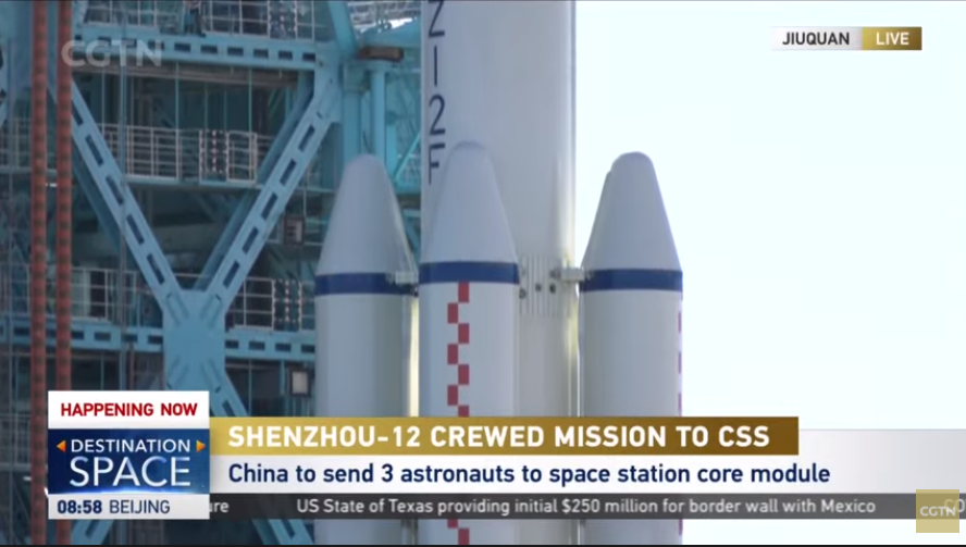 ActuSpatiales's tweet photo. 🚀🇨🇳 - #Shenzhou12: Moins de 30 minutes avant le lancement, le lanceur se révèle au jour. Godspeed #Haisheng, #Boming et #Hongbo !
(📸 CGTN) https://t.co/vumtB2DNVi
