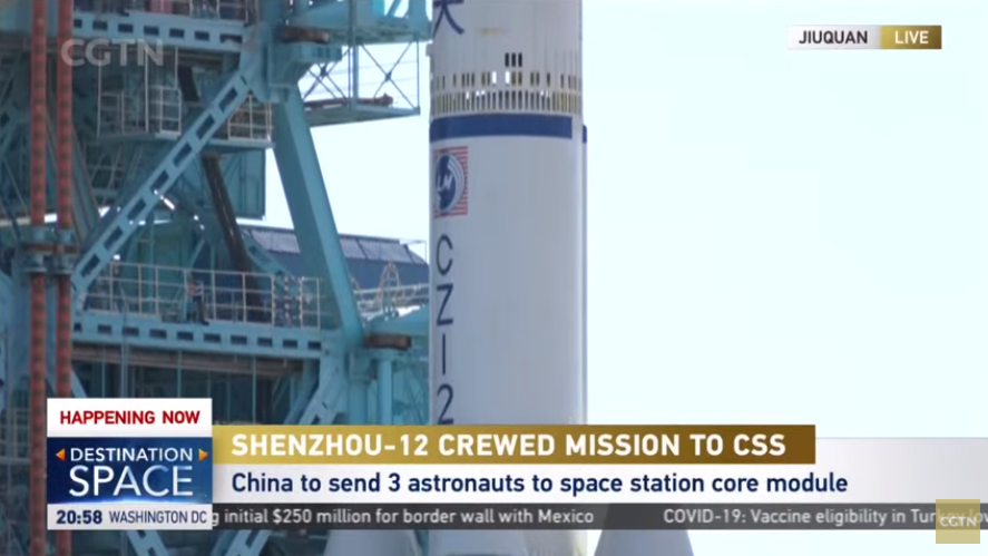 ActuSpatiales's tweet photo. 🚀🇨🇳 - #Shenzhou12: Moins de 30 minutes avant le lancement, le lanceur se révèle au jour. Godspeed #Haisheng, #Boming et #Hongbo !
(📸 CGTN) https://t.co/vumtB2DNVi