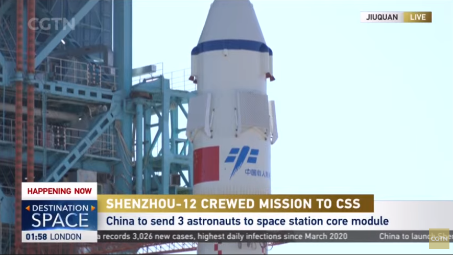 ActuSpatiales's tweet photo. 🚀🇨🇳 - #Shenzhou12: Moins de 30 minutes avant le lancement, le lanceur se révèle au jour. Godspeed #Haisheng, #Boming et #Hongbo !
(📸 CGTN) https://t.co/vumtB2DNVi