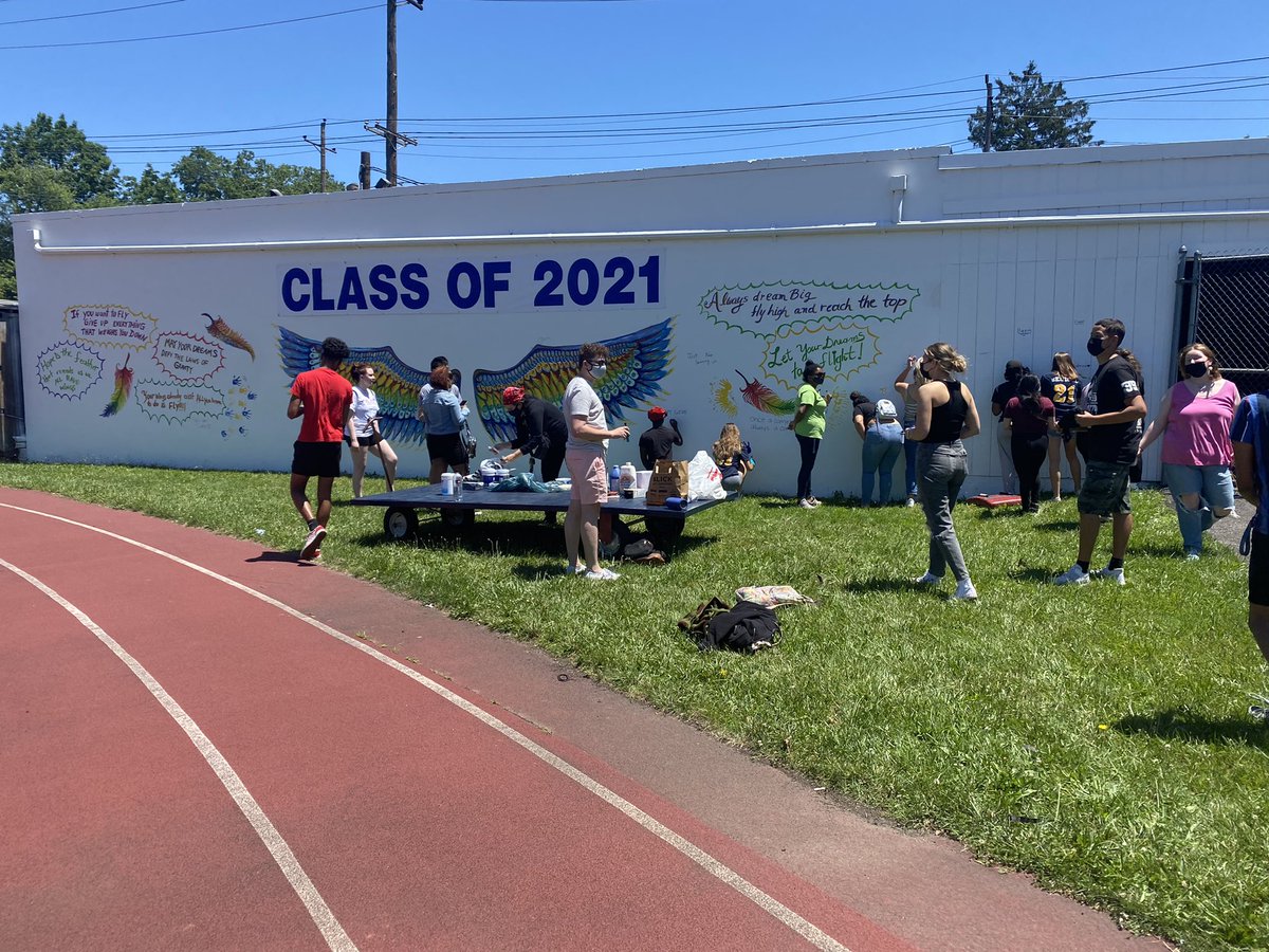 HHS Class of 2021 Mural #GoComets #GraduationMurals <a href="/HHSComets/">Jim Montesano</a> <a href="/comet_hhs/">HHSCometNews</a> <a href="/robsanchez23/">Robert Sanchez</a>