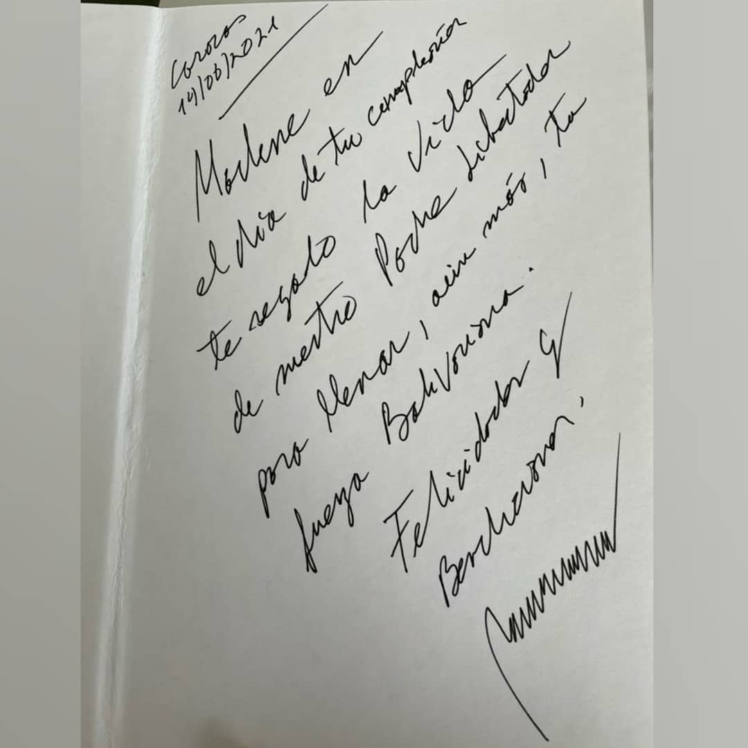 Gracias Presidente <a href="/NicolasMaduro/">Nicolás Maduro</a>, por este hermoso obsequio que me ha enviado.

Quiero compartir con nuestras mujeres de la Patria este valioso libro sobre nuestro libertador, sin dudas alimentará nuestro espíritu de mujer Patriota.