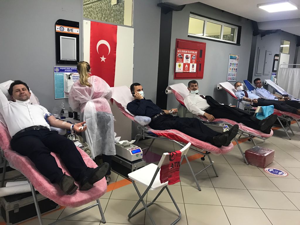 "Dünya Gönüllü Kan Bağışçıları Günü" kapsamında düzenlenen kan bağışı kampanyasına Milli Eğitim Müdürümüz Sn. @ismail_gunday, şube müdürlerimiz, okul müdürlerimiz ve ilçe personelimiz destek oldular.
İyi ki varsın #KanDostum
