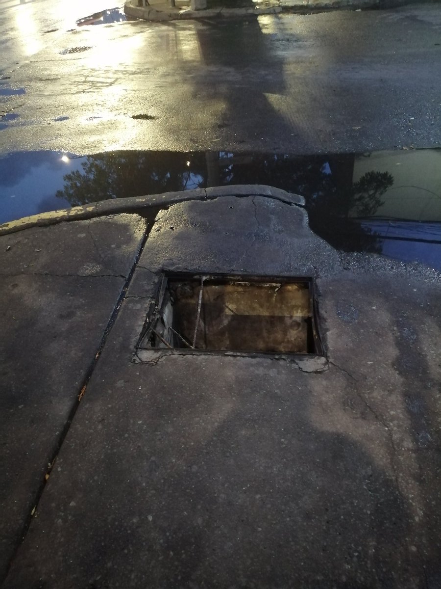 ColonosSnMiguel's tweet photo. ♦️Atención ♦️ Coladera sin tapa en la calle de Brea y avenida Plutarco Elías Calles. https://t.co/RZTBNdHGQ1