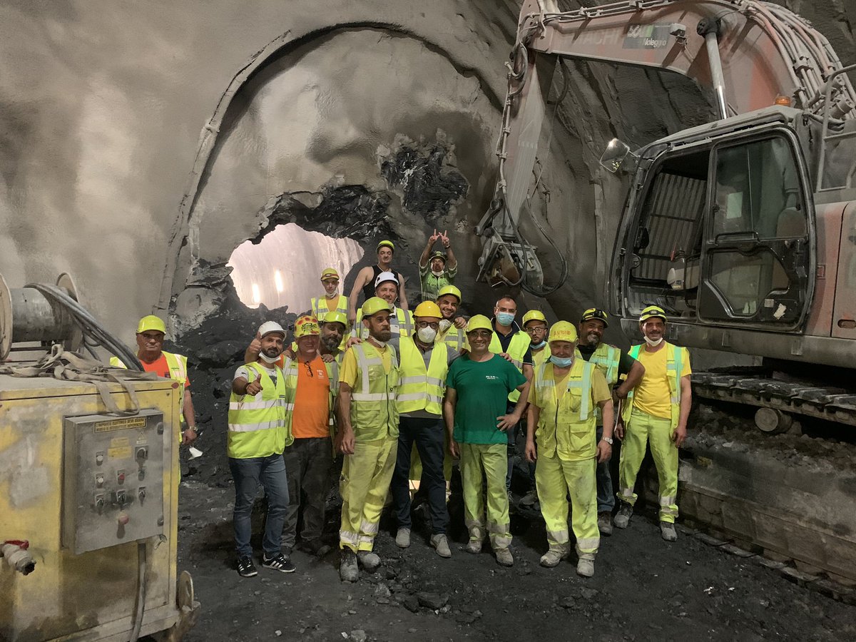 LiguriaCisl's tweet photo. Congratulazioni a tutti i #lavoratori dell’impresa #pavimental che oggi hanno abbattuto il diaframma della #galleria dei #cantieri di Fegino e Polcevera presso il  #terzovalicodeigiovi di #genova  @FilcaCisl @CislLiguria https://t.co/rlqI0rHsp8