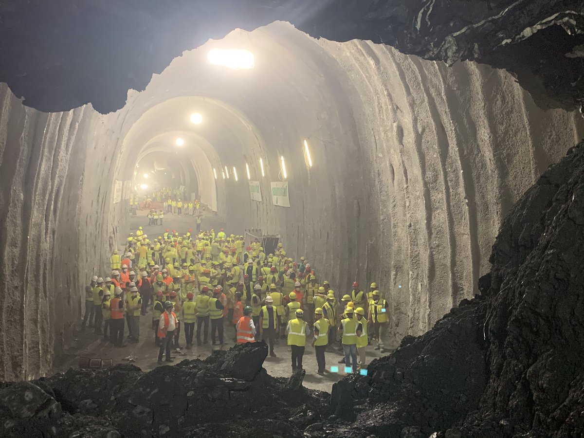 LiguriaCisl's tweet photo. Congratulazioni a tutti i #lavoratori dell’impresa #pavimental che oggi hanno abbattuto il diaframma della #galleria dei #cantieri di Fegino e Polcevera presso il  #terzovalicodeigiovi di #genova  @FilcaCisl @CislLiguria https://t.co/rlqI0rHsp8