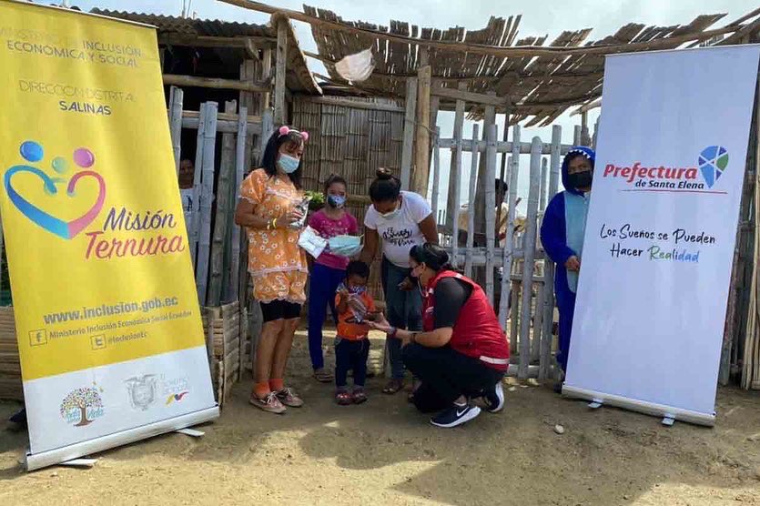 SomosVidaSE's tweet photo. Llegamos  al cantón Salinas, sector San Raymundo II con kits de bioseguridad para nuestros niños del proyecto Desarrollo Infantil Integral. 
¡Todos nos cuidamos!

Proyectos Sociales 
#SomosVida💚💙💙
@PrefecturaSE 

@JDanielVillao 
Con trabajo 
#LosSueñosSePuedenHacerRealidad https://t.co/snhGP2BQy3