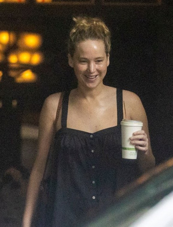 JLawrenceBrsite's tweet image. Jennifer Lawrence deixando seu hotel para ir para o set de Red, White and Water, ontem (15).