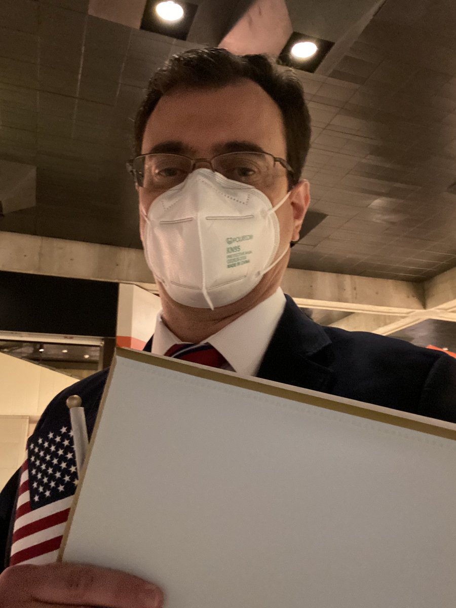 After being in the US for 11 years, I became US citizen this morning 🇺🇸🍾