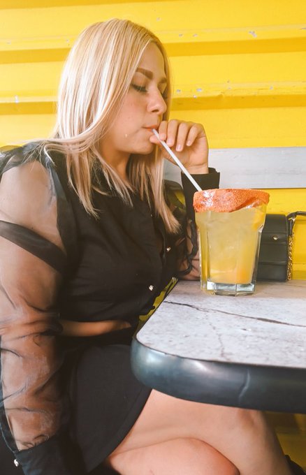 En perros y burros de plaza jard&iacute;n! Quien invita la segunda ronda #MiercolesDePierNalgotas #MiercolesDeSonrisas<a href="/tag/hotwife"class="tags"><span>#hotwife</span></a><a href="/tag/miercolesdesonrisas"class="tags"><span>#miercolesdesonrisas</span></a><a href="/tag/miercolesdepiernalgotas"class="tags"><span>#miercolesdepiernalgotas</span></a>