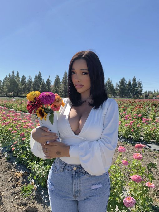 Flower picking 6.13.21 💐 https://t.co/1CB14q6HrP