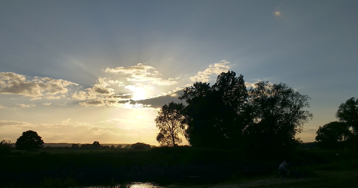 peac4love's tweet photo. 💐🍸🍷🎶🌈🌅#Sunset 🌳🌊🌿☘🏞#NeuDarcau🌳🌼🌙#GoodEvening Friends!🌖🌾🎨❤🌤☮✨☮peace☮✨love💖✨ No war!🌎🌳🚴‍♀️🏕🍀🌱🥀🌷#COVIDー19 #staysafe https://t.co/iLMMhUuOoM