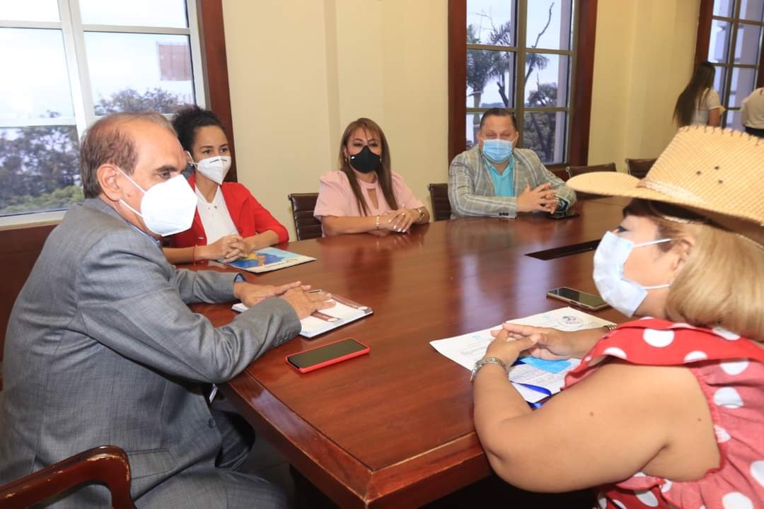 lideresasdel's tweet photo. Seguimos articulando el trabajo con las autoridades  Gracias infinitas al líder social @VicenteTaianoA Gobernador de la  @GoberdelGuayas  fortalecemos los proyectos  de #EscritorioAlTerritorio #GuayasSaboresSaludyCostumbres que beneficiará todos los Cantones  @AnaConcomindaba https://t.co/5hTRaCUkq9