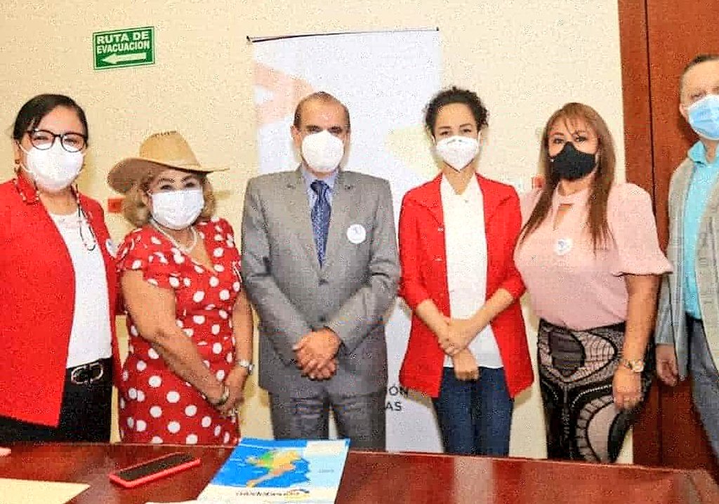 lideresasdel's tweet photo. Seguimos articulando el trabajo con las autoridades  Gracias infinitas al líder social @VicenteTaianoA Gobernador de la  @GoberdelGuayas  fortalecemos los proyectos  de #EscritorioAlTerritorio #GuayasSaboresSaludyCostumbres que beneficiará todos los Cantones  @AnaConcomindaba https://t.co/5hTRaCUkq9
