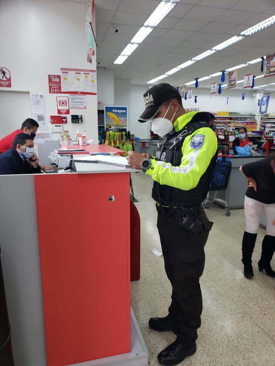 PoliciaEcuador's tweet photo. SEGURIDAD 🚔

Visitamos a locales comerciales y activamos nuestro servicio gratuito #BotónDeSeguridad, en #UIO e #Imbabura, con la finalidad de evitar hechos delictivos.

#ServirYProteger
#LocalSeguro https://t.co/Q566zahfOO