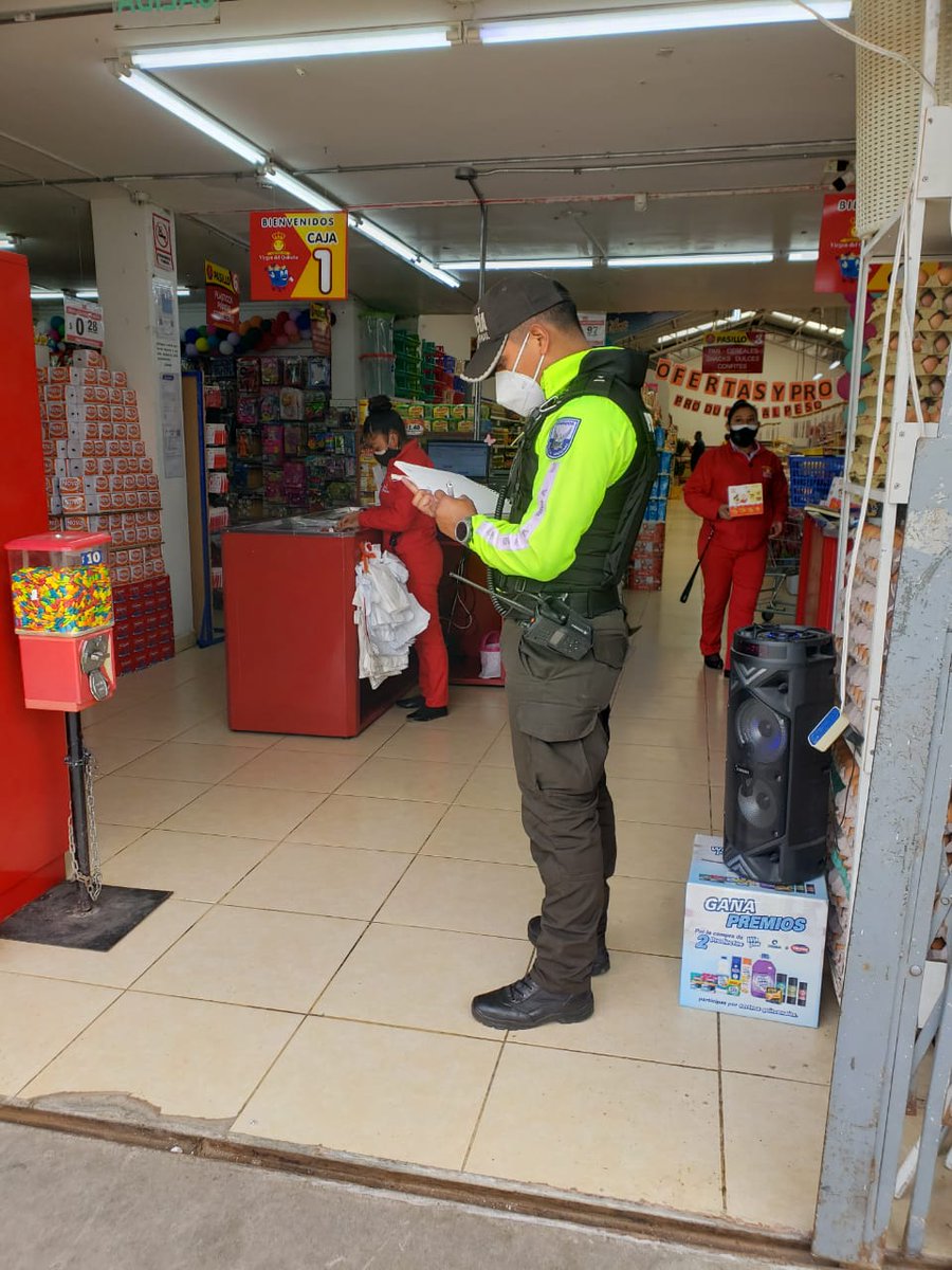 PoliciaEcuador's tweet photo. SEGURIDAD 🚔

Visitamos a locales comerciales y activamos nuestro servicio gratuito #BotónDeSeguridad, en #UIO e #Imbabura, con la finalidad de evitar hechos delictivos.

#ServirYProteger
#LocalSeguro https://t.co/Q566zahfOO