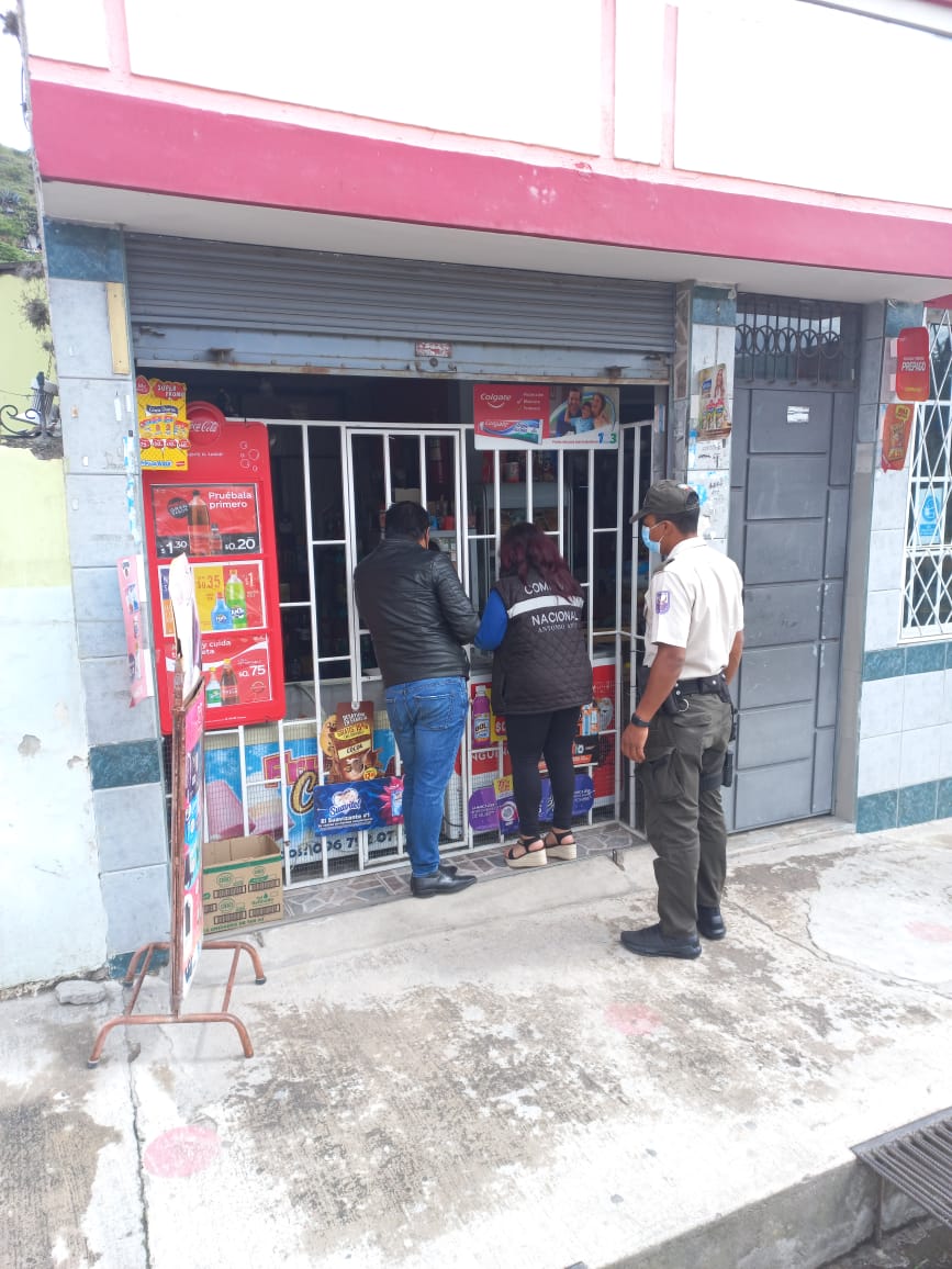 PoliciaEcuador's tweet photo. SEGURIDAD 🚔

Visitamos a locales comerciales y activamos nuestro servicio gratuito #BotónDeSeguridad, en #UIO e #Imbabura, con la finalidad de evitar hechos delictivos.

#ServirYProteger
#LocalSeguro https://t.co/Q566zahfOO