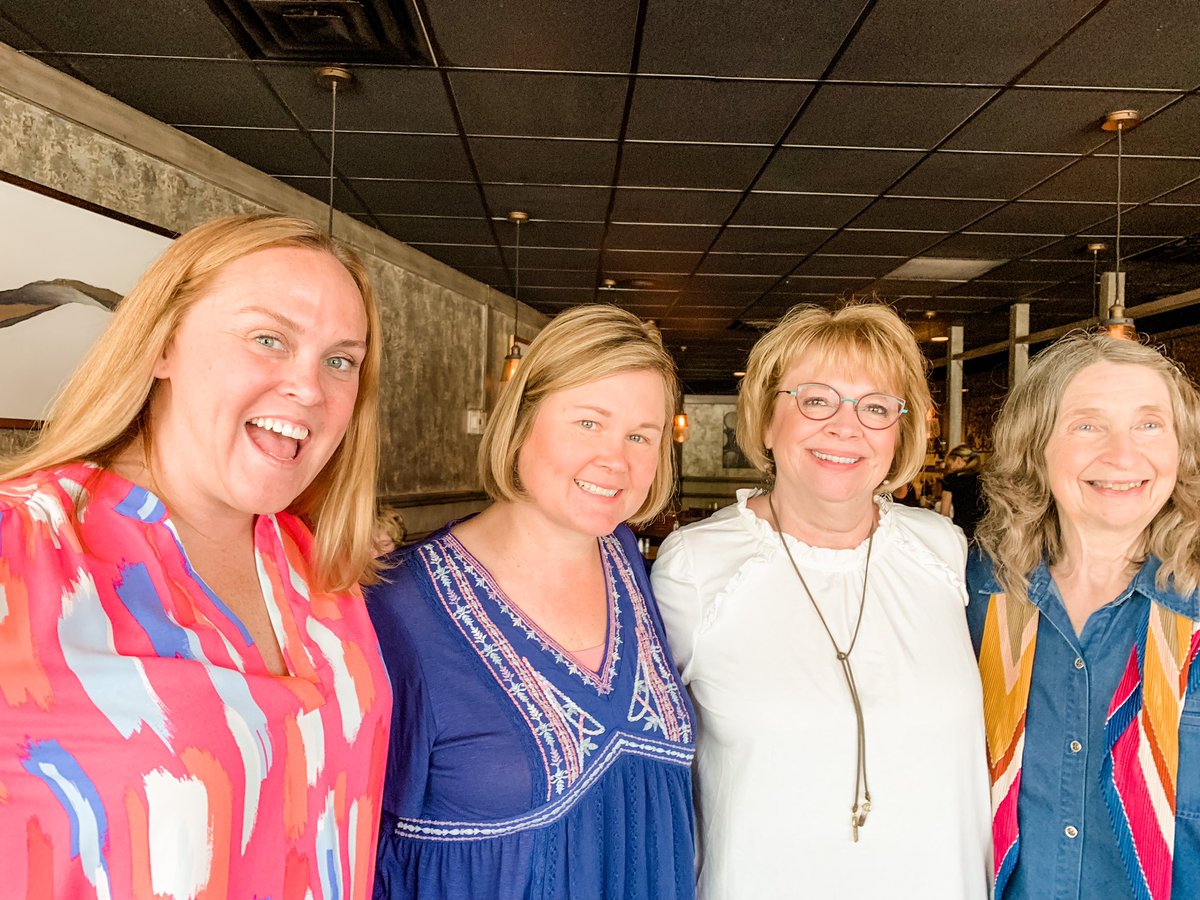jacitwidwell's tweet photo. Proud to say I have worked with some of the best in the business. These Hallmark PR alums are among them. Great lunch catching up. @K_Ernsting https://t.co/dnA7AAjAL7