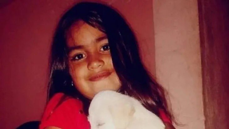 Sintesis_13's tweet photo. ACTIVARON LA #ALERTASOFÍA POR #GUADALUPELUCERO
La nena de 5 años desaparecida en #SanLuis tiene el pelo lacio por debajo de los hombros, un lunar en la mejilla izquierda y tez trigueña. Estaba con una campera negra con capucha, un buzo rosa y botas negras.

DATOS AL 0800-333-5500 https://t.co/QCSyOlanLZ