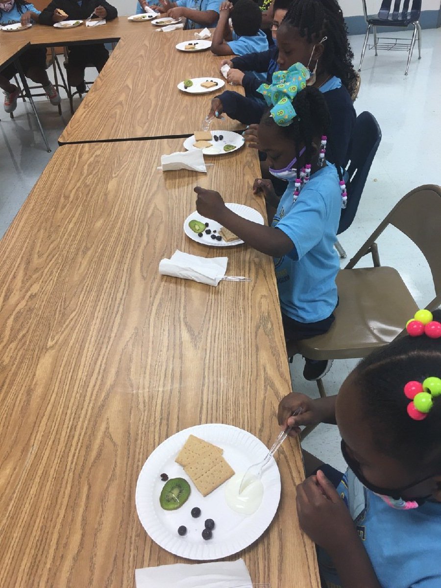 Happy Hump Day in Literacy Camp! Our students read a healthy recipe and created a Kiwi Smile Snack. <a href="/craighead_lions/">Craighead Elementary</a> <a href="/MobilePublicSch/">MobilePublicSchools</a> <a href="/cmcshan3/">Cabrina McShan</a> @melmatthewsARI @bmorgan319