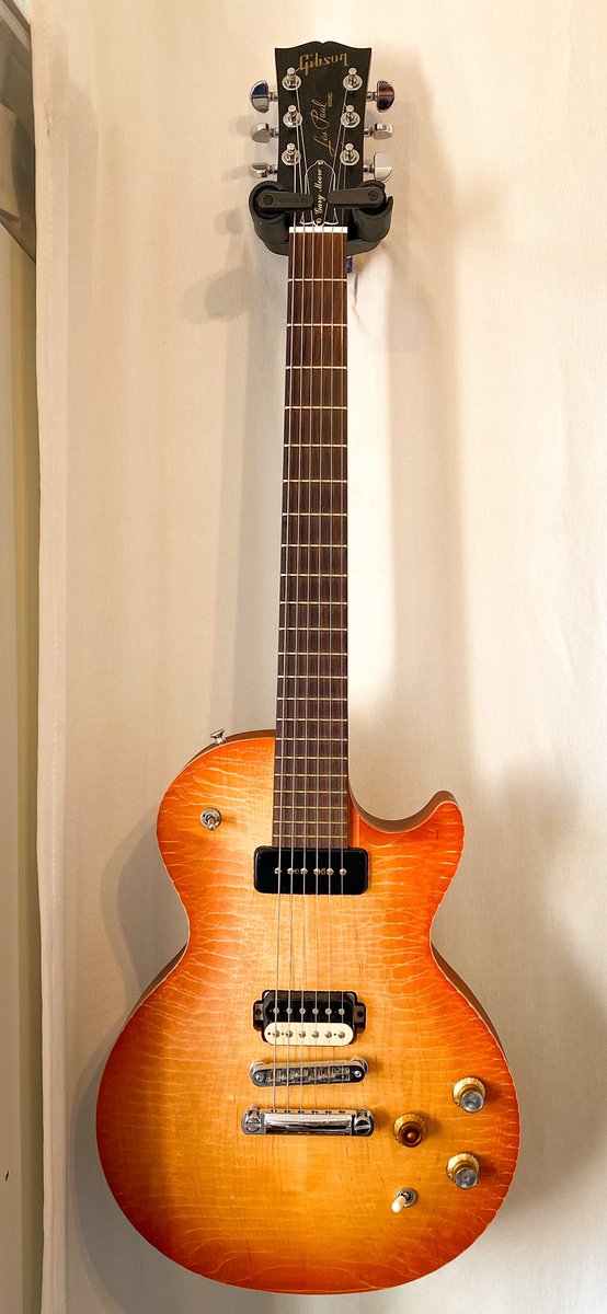guitars_df's tweet photo. @gibsonguitar @GibsonFr Les Paul BFG : remplacement du kill switch, HS, pour un modèle neuf plus résistant. https://t.co/Yfe7zisX0A