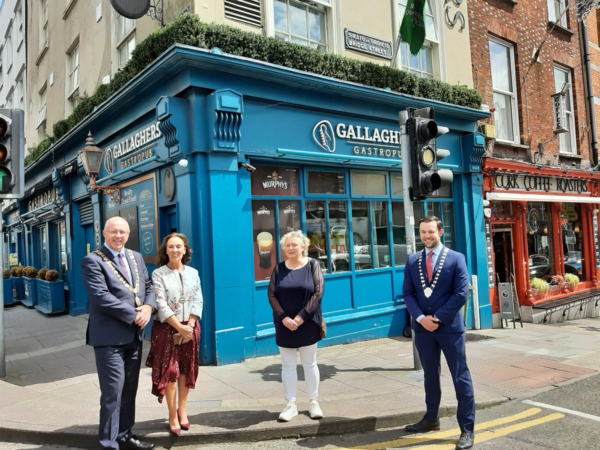 Joekavanaghcork's tweet photo. Stephanie and I started the year supporting our Business Community and we finish our year calling to Businesses across our City. Many thanks to Eoin O Sullivan of the CBA for organising todays City Centre Business visits. Shop safe, Shop Local, Shop Cork.
#shoplocalcork https://t.co/ed3vFFgFDB