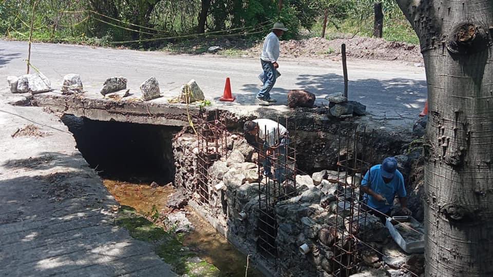 ZapataGob's tweet photo. Nuestras cuadrillas trabajan en la rehabilitación del puente sobre carretera Chiconcuac-Tetecalita. #EmilianoZapata #UnGobiernoCertificadoporlaGente https://t.co/5OnKHnGEJo