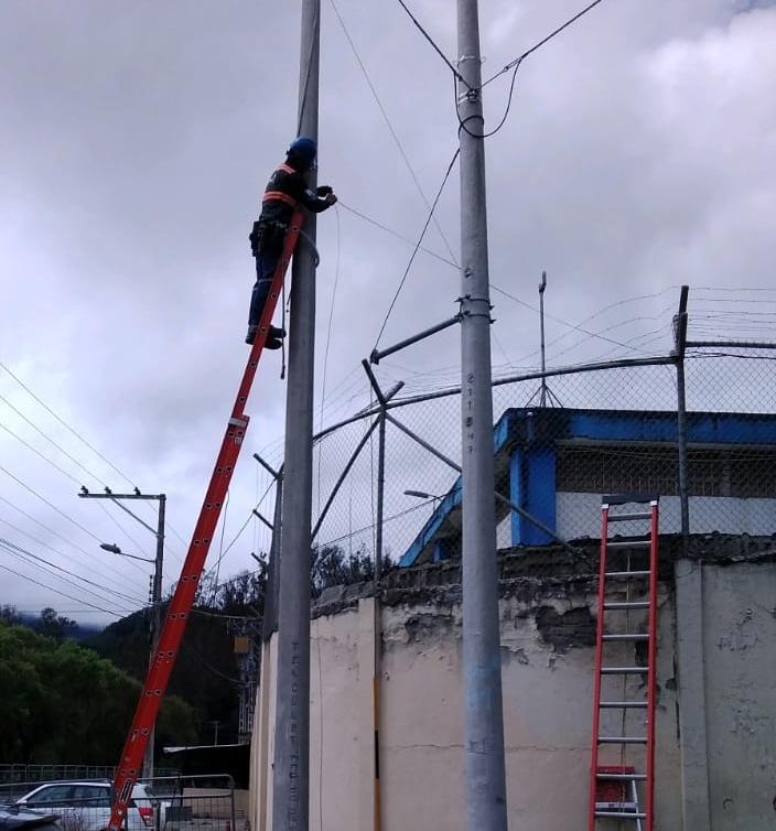 utplvinculacion's tweet photo. #VinculaciónUTPL
Aunamos esfuerzos con @TelconetLatam para instalar un punto de internet en el #CentroRehabilitaciónSocialLoja que nos permitirá trabajar de forma personalizada en el diagnóstico de salud mental de los PPL con la automatización de protocolos validados por @SNAI_Ec https://t.co/96SXmQPRV4