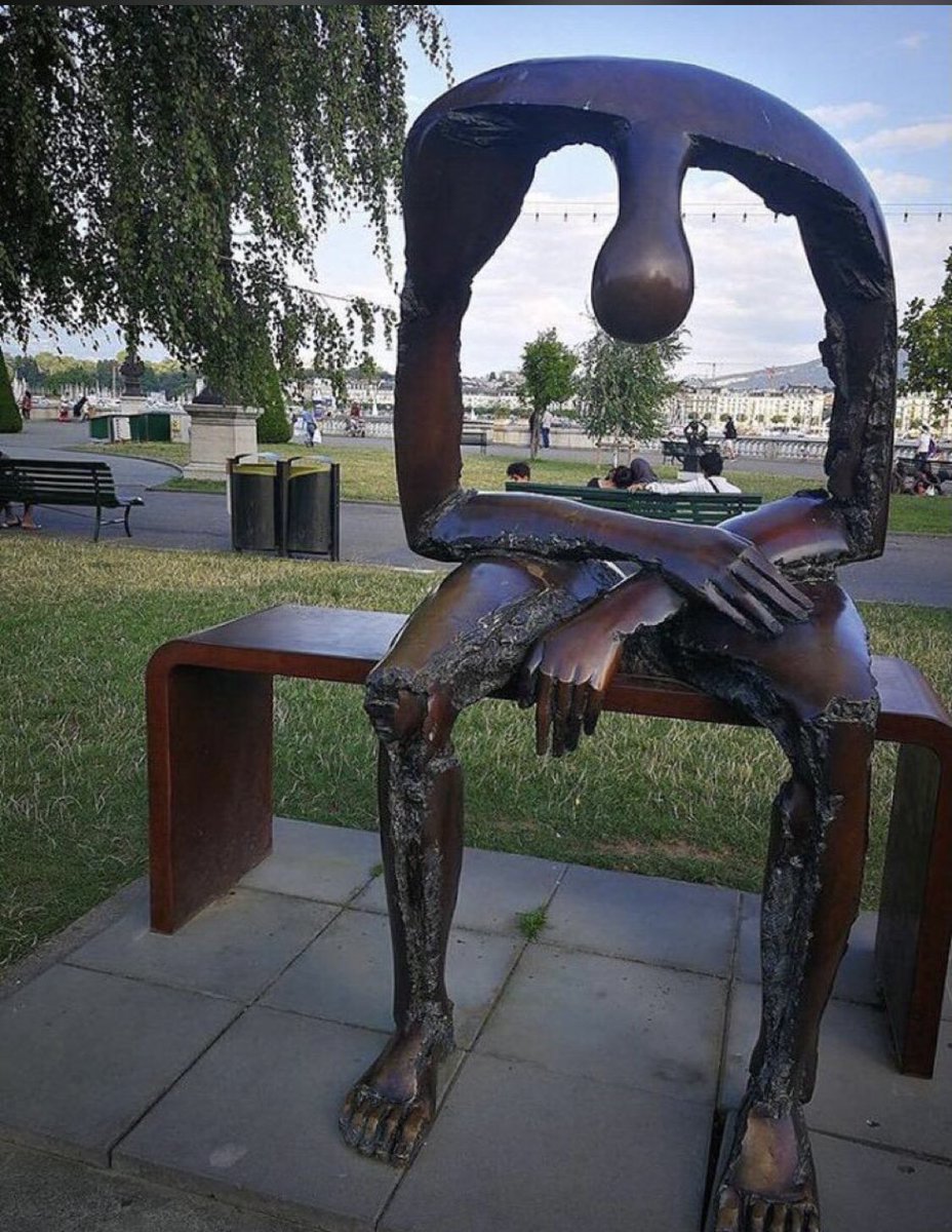 مابين مقولة محمد شكري :"على المرء أن يبقى مشغولاً للحد الذي يلهيه عن تعاسته"، ومقولة غازي القصيبي "العمل لا يقتل مهما كان شاقاً وقاسياً، ولكن الفراغ يقتل حتى أنبل مافي الإنسان"
برهان كافي على كون الفراغ يجر معه كل ماهو معني بتعاستك