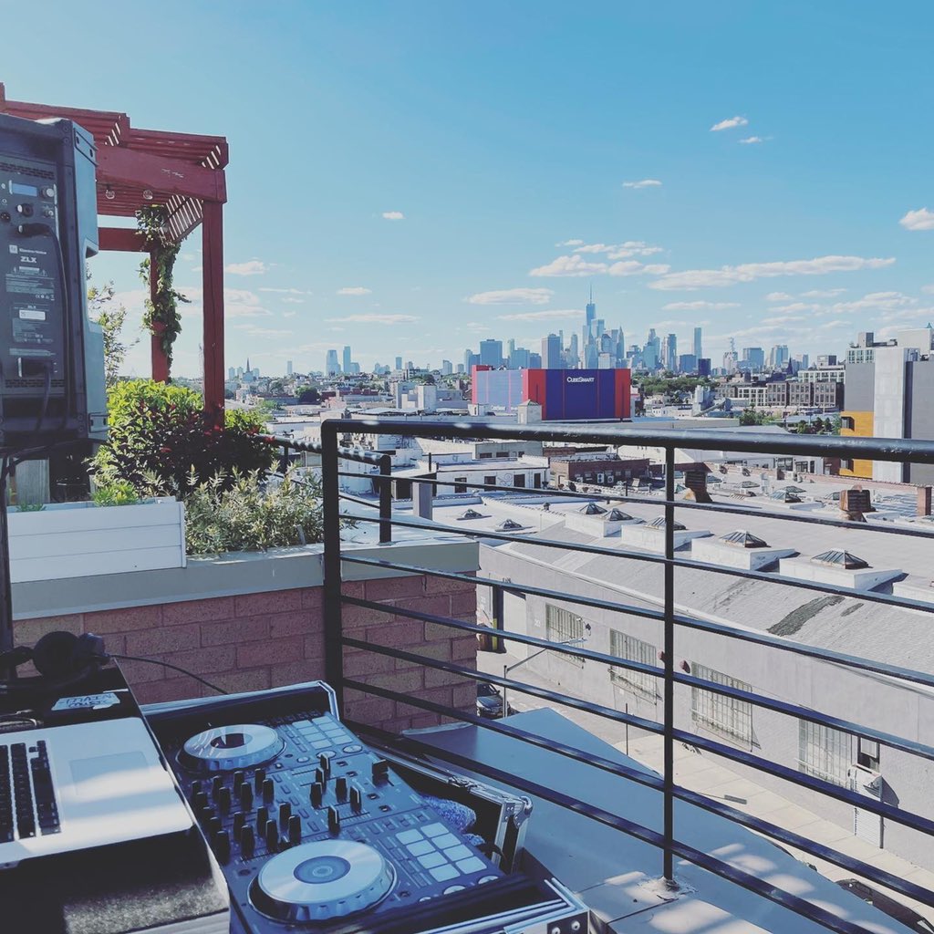 ACMEventGroup's tweet image. Brooklyn rooftop graduation party in full effect! Congratulations to all the students!💪🙌🎉
#brooklyn #brooklynrooftop #virtualphotobooth #brooklynevents #brooklyndj #djlife