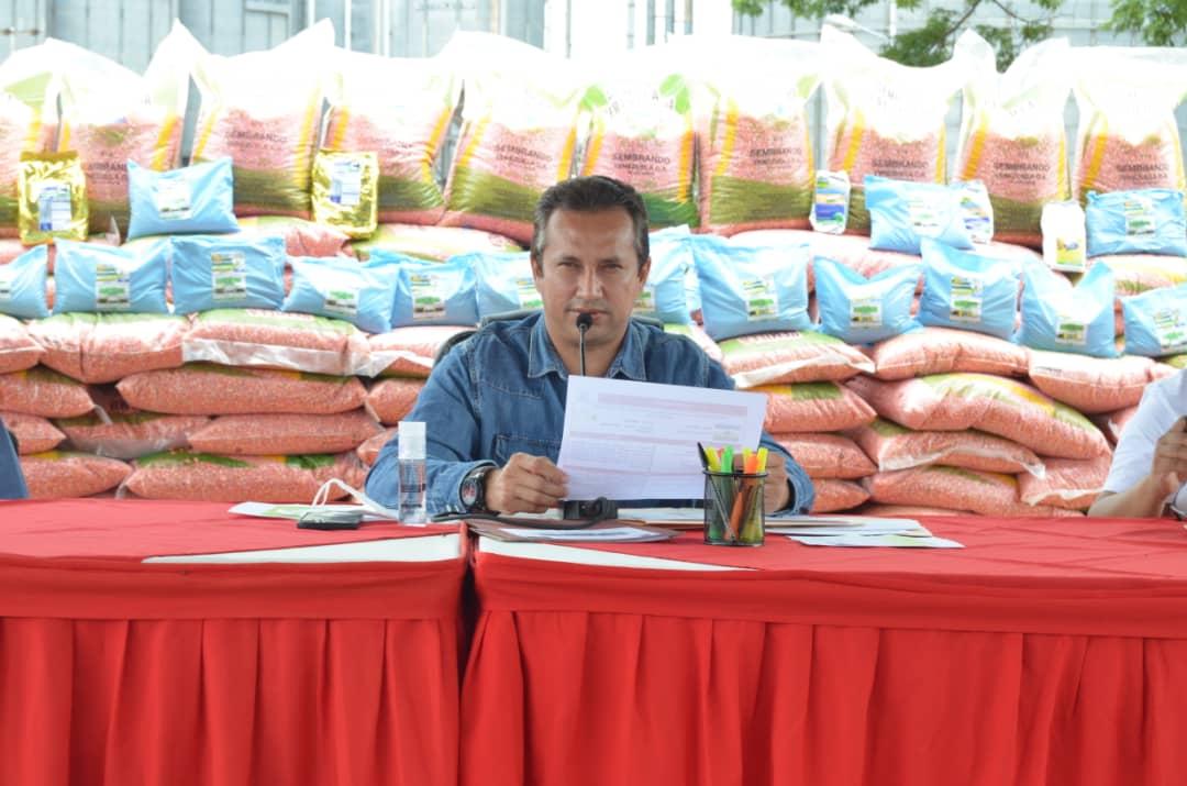josemvasquez's tweet photo. ¡Unidad, conciencia y trabajo!

Tres vértices que hemos impulsado desde el principio para el fortalecimiento del encadenamiento productivo. 
Hoy desde el municipio Francisco de Miranda entregamos el financiamiento de 15 mil hectáreas de maíz con bioinsumos y fertilizantes. https://t.co/5W1cqEI11K