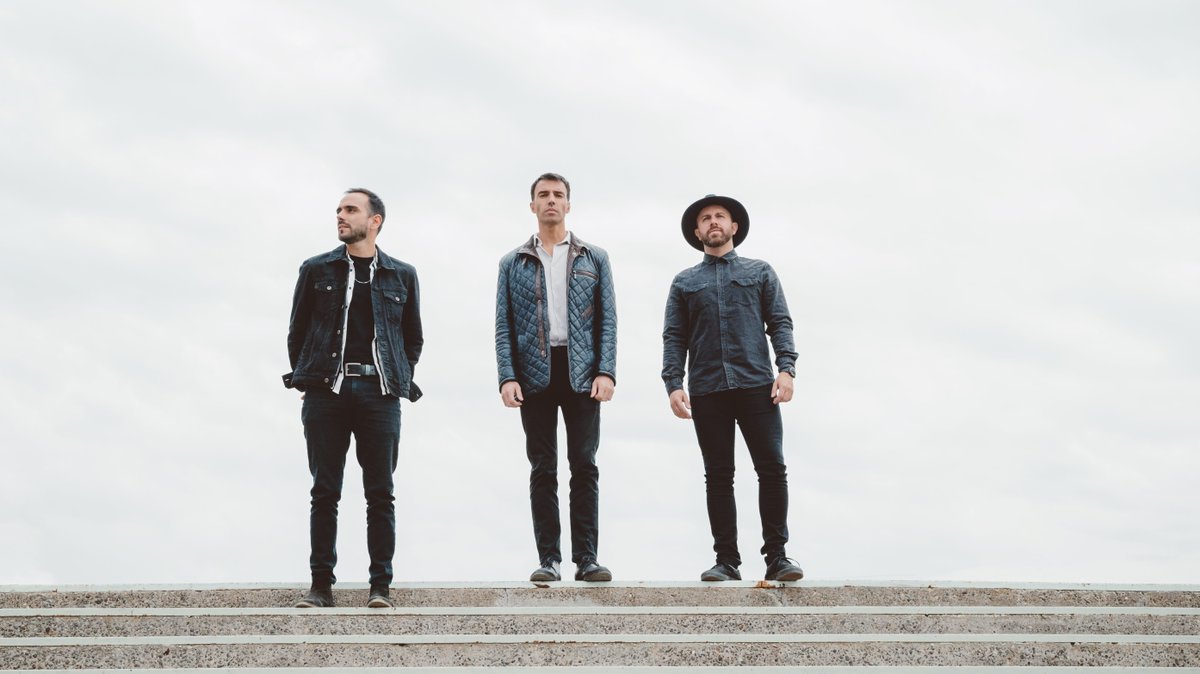 <a href="/officialkapitol/">Kapitol</a> estrena el videoclip de "Corres" y anuncia su nuevo álbum "Santos".

Detalles en bit.ly/3xwXQw5

#descubre #musicachilena
#VitrinaCL