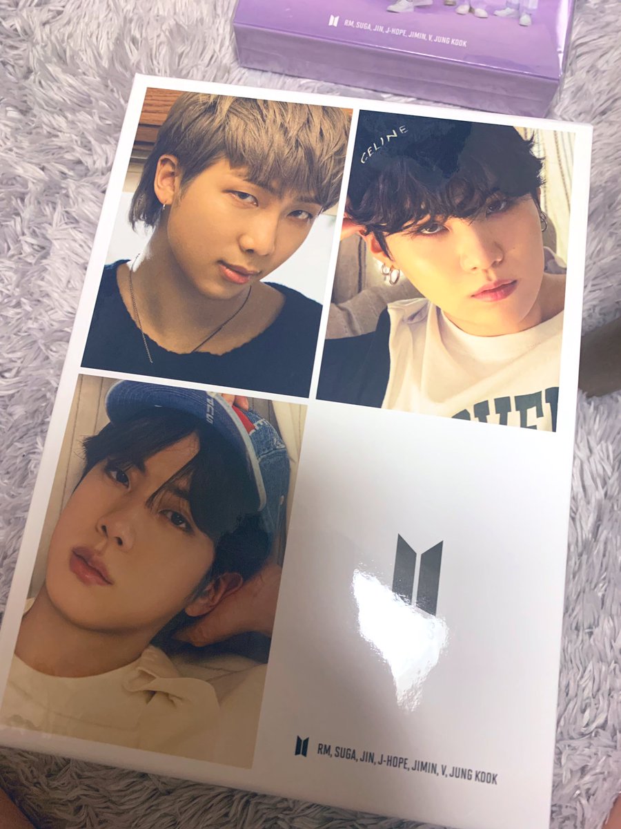 bts_v_lala's tweet photo. 受け取り完了後、もったいなくて1日寝かせてた🌞(FCだけ我慢できんかったけど)
猫様がお守りくださってる🐈良き枕w
いざっ！！！ https://t.co/4mMoTGnBQy