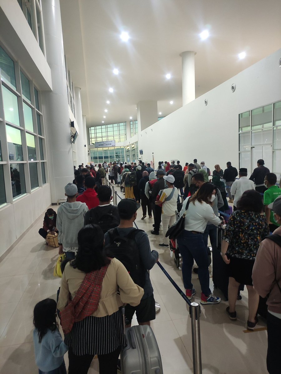HabisMampir's tweet photo. Buat kalian yang mau naik pesawat, jangan mepet waktunya, ya! Antre mau verifikasi surat bebas covid (Antigen / PCR) itu bisa panjaaang.
Belum check-in juga ngantre 🤣
Kalau gak bawa bagasi, check-in online aja biar lebih cepet.
#HMTips https://t.co/WkyJmLvPnN
