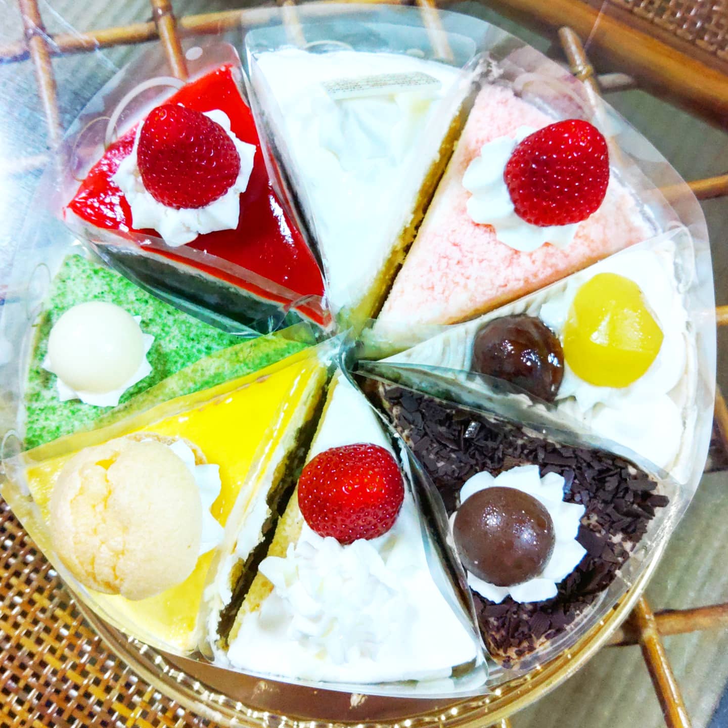 永村 勝則 理容あづさ店長まっさん 長岡市の床屋さんだよ お早うございます 子供の誕生日に Chateraise で ケーキを購入したんだけど このアソートケーキが 半額 いったい何のイベントだ シャトレーゼ ケーキが半額 T Co