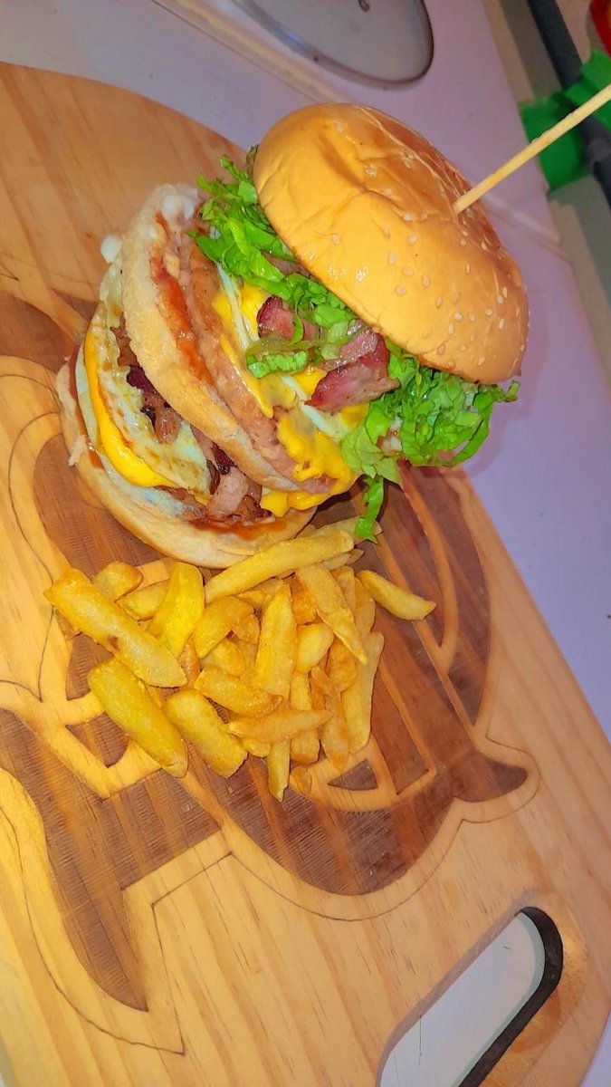 brinoca2's tweet photo. Já estamos funcionando 🍔🍟📢💥

VEIGA BURGER VARIAS OPÇÕES.

Quinta Feira a Domingo.
Horario 18:30 até 1h Da manhã 

Consulte taxa entrega 🛵
Estamos no Ifood 🛎
Aceitamos cartão📲 https://t.co/sOLfRqF30M