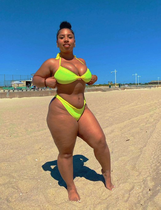 Beach day 🍋🍑 https://t.co/gYsqkZz70G