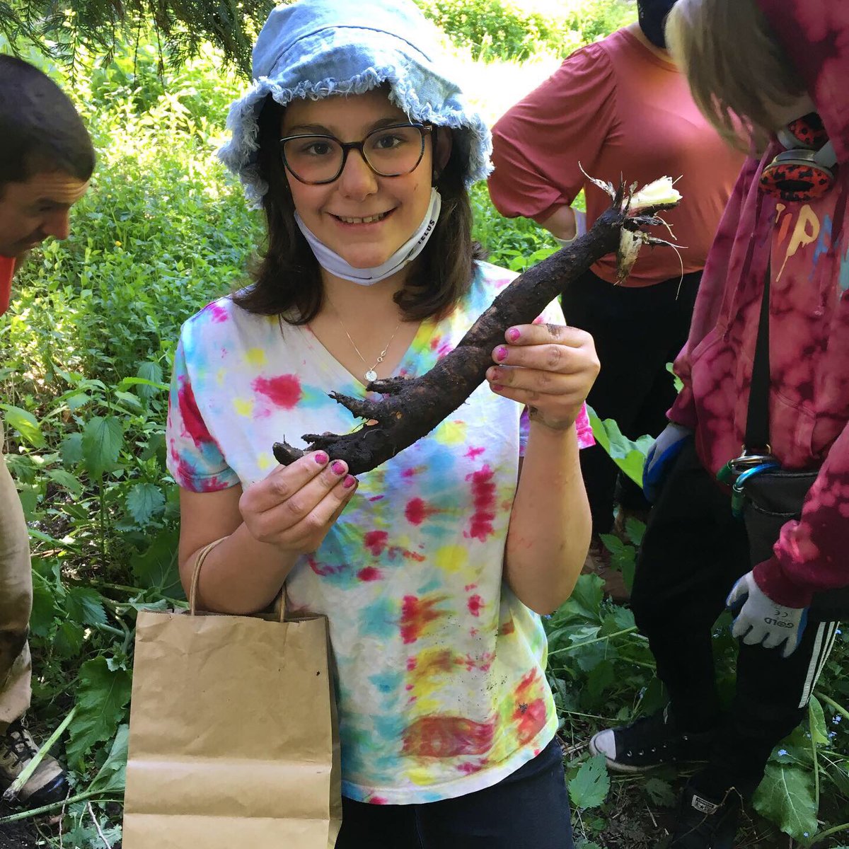 AIAO_SD22's tweet photo. Our foraging class was fortunate to work with an incredible mentor, Bronwen! She taught us how to pick nettle without getting stung &amp; if stung, you can rub burdock leaves on the wound. We made burdock root fries, sautéed nettle, dandelion fritters, and foraged salad. @SD22Vernon https://t.co/WhLpIHGRQM