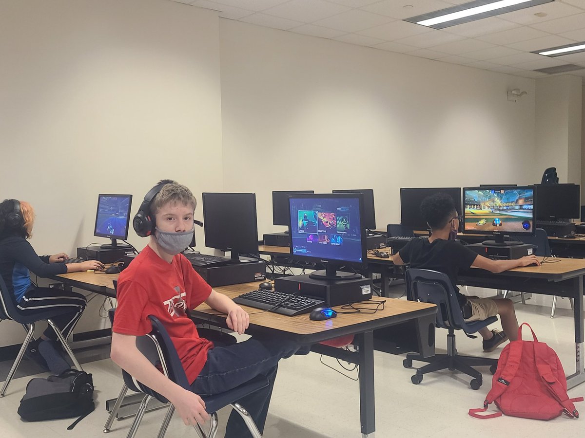 Robotics and Gaming.  Kids having a great time at Summer Intersession. #GoForTheGoldInGISD #GISDesports  #BeBrave <a href="/RocketLeague/">Rocket League</a> <a href="/CCBMS_Braves/">Brandenburg MS</a> <a href="/CandGCCBMS/">CCBMS C&G</a>